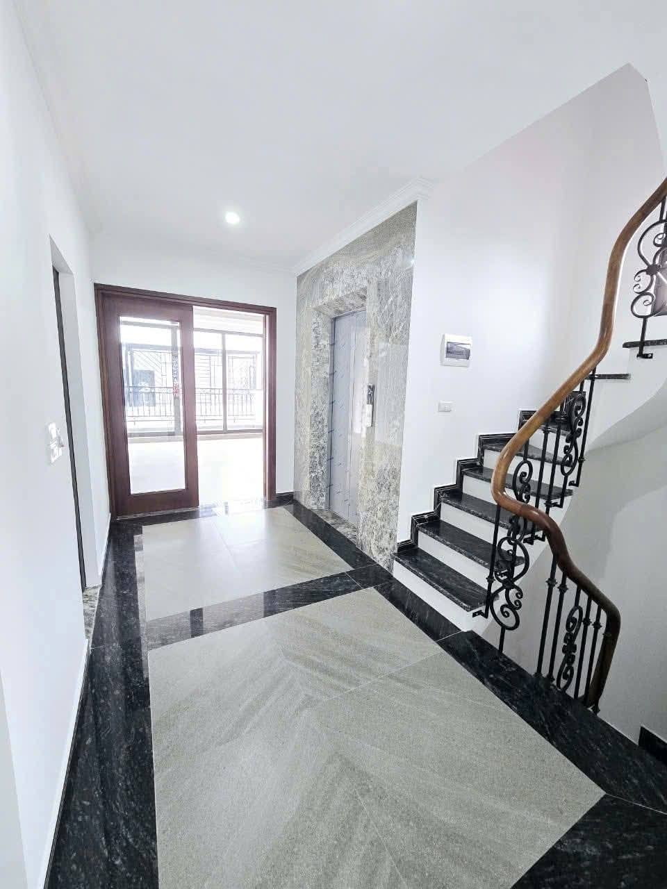 TOÀ VĂN PHÒNG KẾT HỢP NHÀ Ở ĐỈNH CAO CẦU GIẤY - GARA 2 Ô TÔ - 10M RA PHỐ - KINH DOANH - NGÕ THÔNG - - Ảnh 2