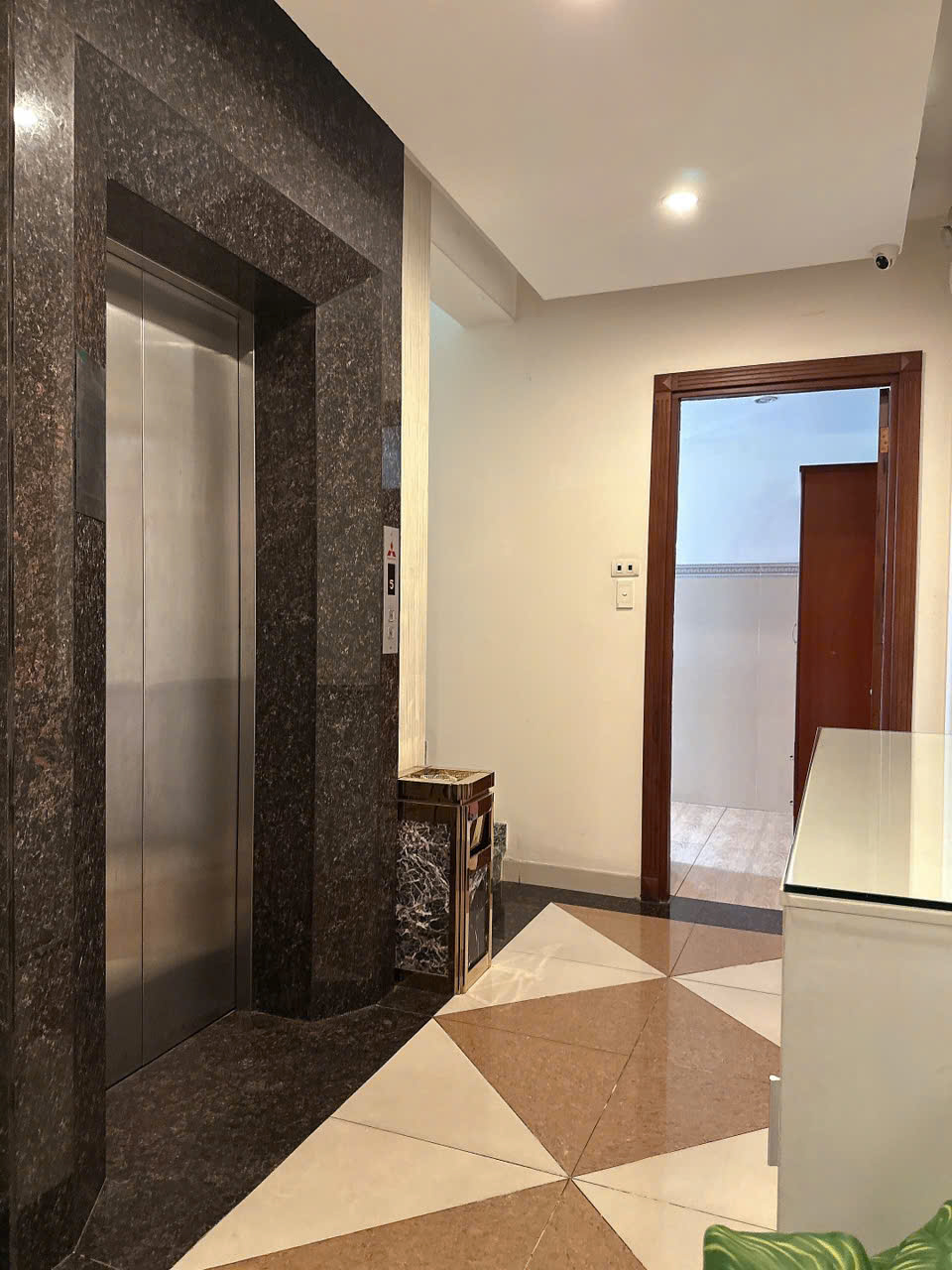 Bán KHÁCH SẠN 8 lầu ngang 5m MT Hiệp Thành Q12 118m2 41P DT hơn 100tr gần NM Bia 17 tỷ - Ảnh 3