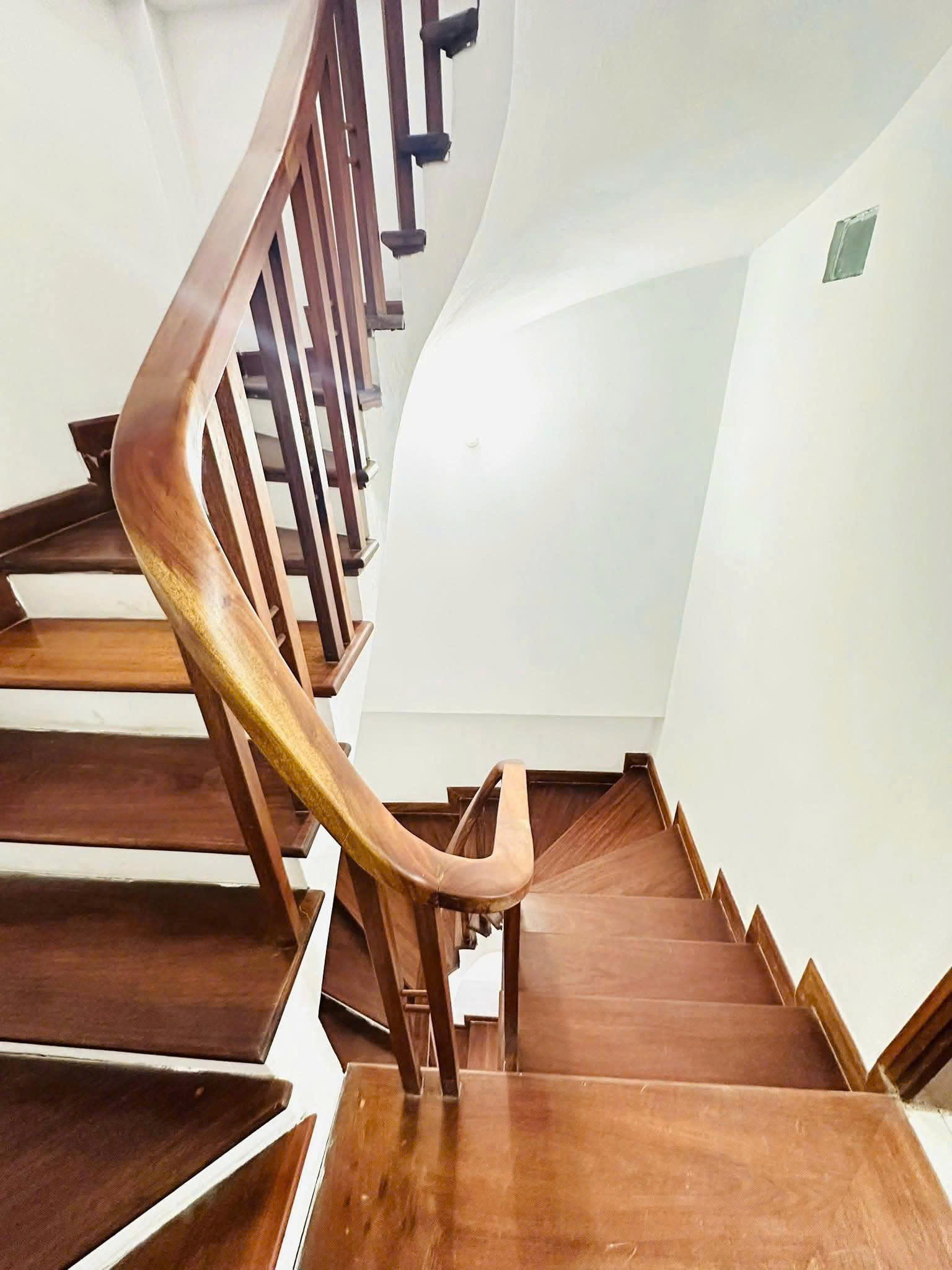 Bán nhà Đường Láng 24m2, 5 tầng chỉ 5.7 tỷ có 5m ra ô tô tránh hiếm quận Đống Đa - Ảnh 2