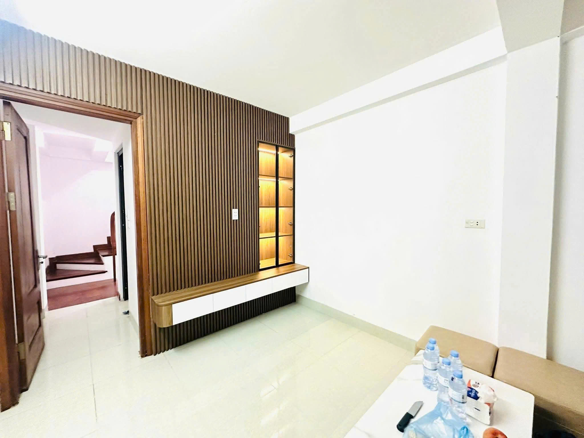 Bán nhà Đường Láng 24m2, 5 tầng chỉ 5.7 tỷ có 5m ra ô tô tránh hiếm quận Đống Đa - Ảnh 1