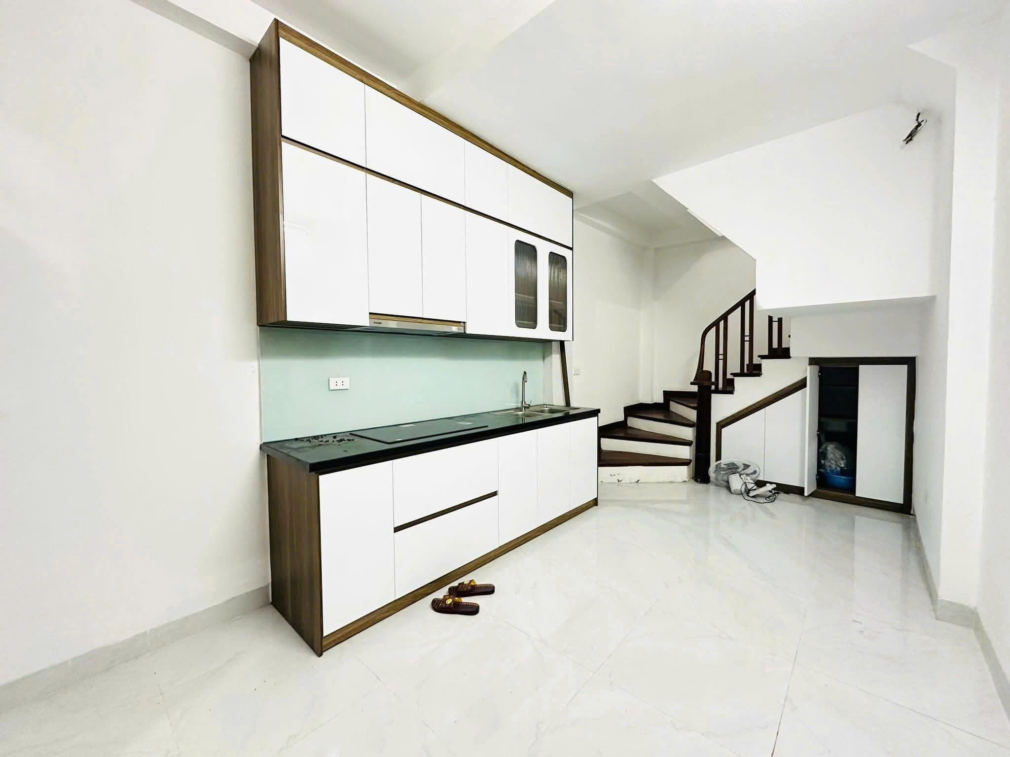 Bán nhà Đường Láng 24m2, 5 tầng chỉ 5.7 tỷ có 5m ra ô tô tránh hiếm quận Đống Đa - Ảnh chính