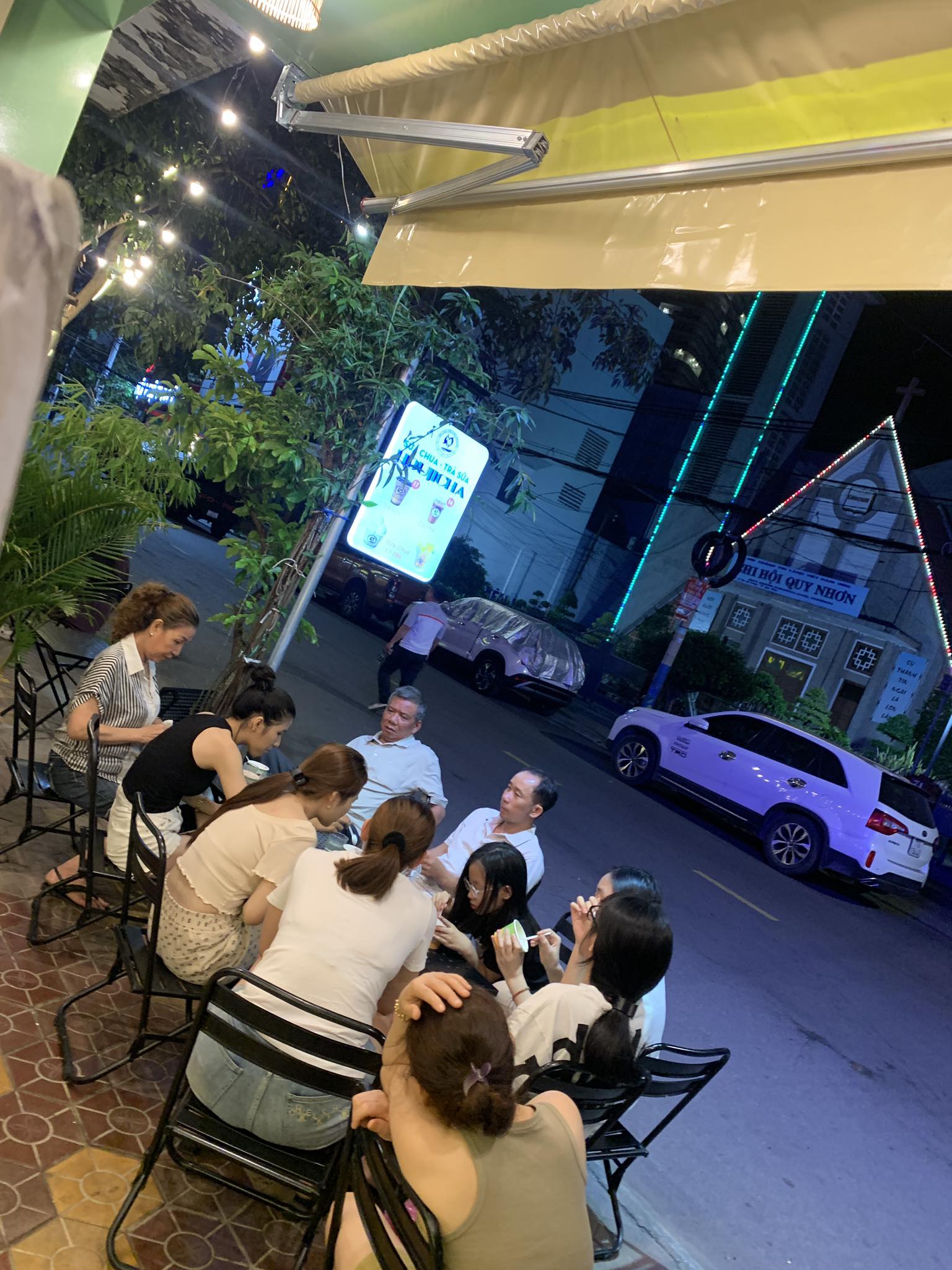 SANG NHƯỢNG QUÁN SỮA CHUA – KEM – TRÀ SỮA MẶT TIỀN ĐƯỜNG 2 BÀ TRƯNG – VỈA HÈ RỘNG – GIÁ ƯU ĐÃI - Ảnh 2