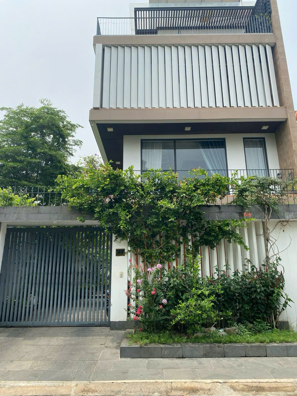 Chính chủ cần bán biệt thự hồ bơi ngay Quốc Hương - DT 13x26m = 340m2 - trệt 2 lầu - giá bán 55 tỷ - Ảnh chính