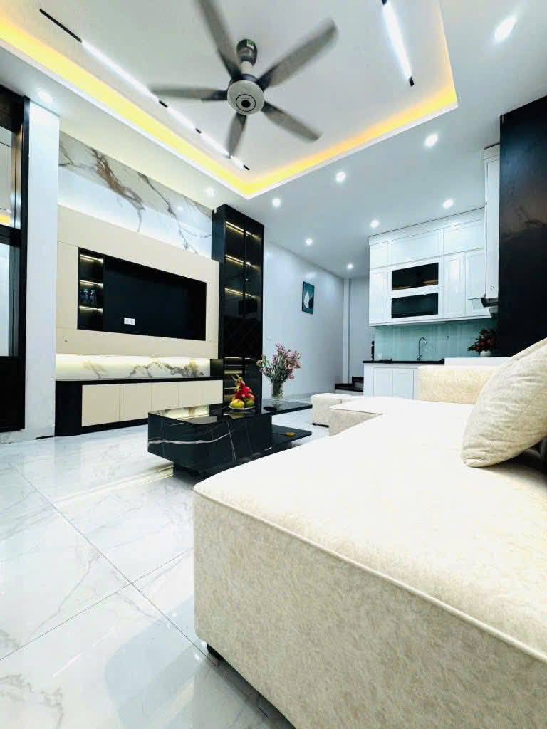 Cho thuê nhà riêng Nguyễn Đình Hoàn, Hoàng Quốc Việt 36m x 5T, 3PN4VS giá 15 triệu - Ảnh chính