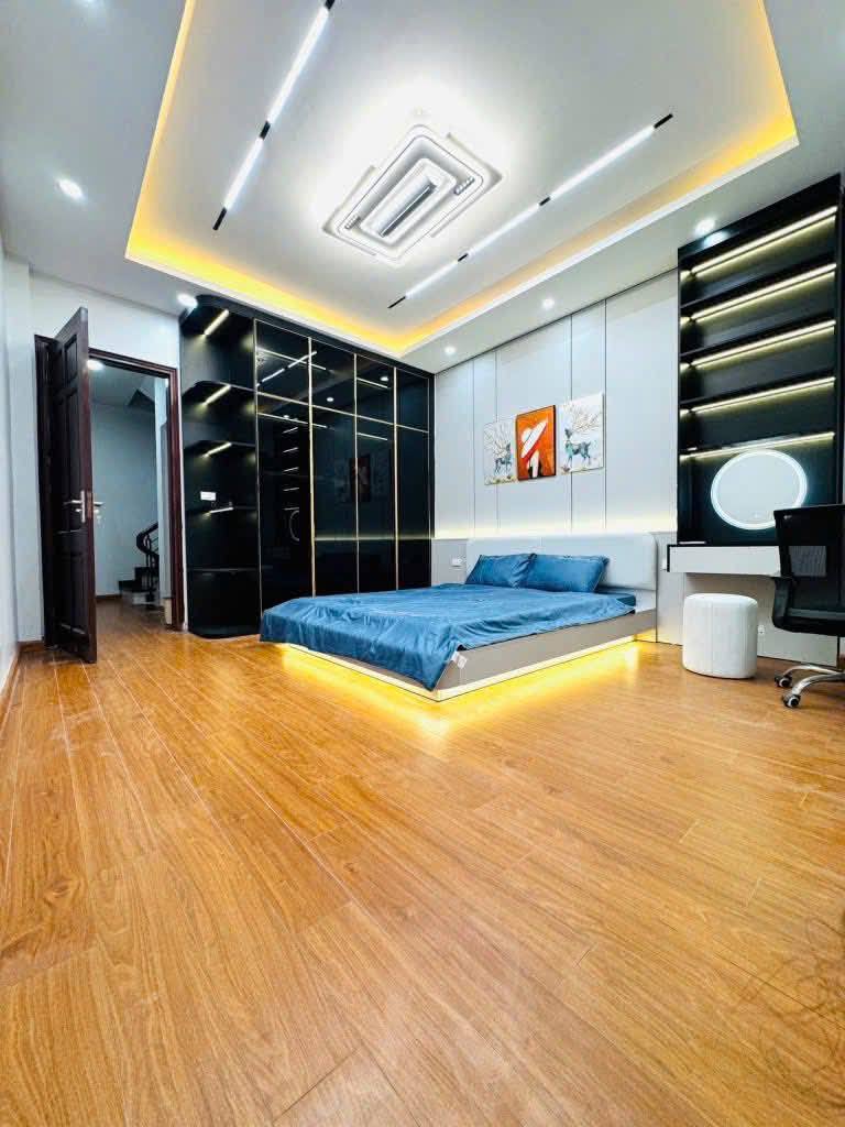 Cho thuê nhà riêng Nguyễn Đình Hoàn, Hoàng Quốc Việt 36m x 5T, 3PN4VS giá 15 triệu - Ảnh 1