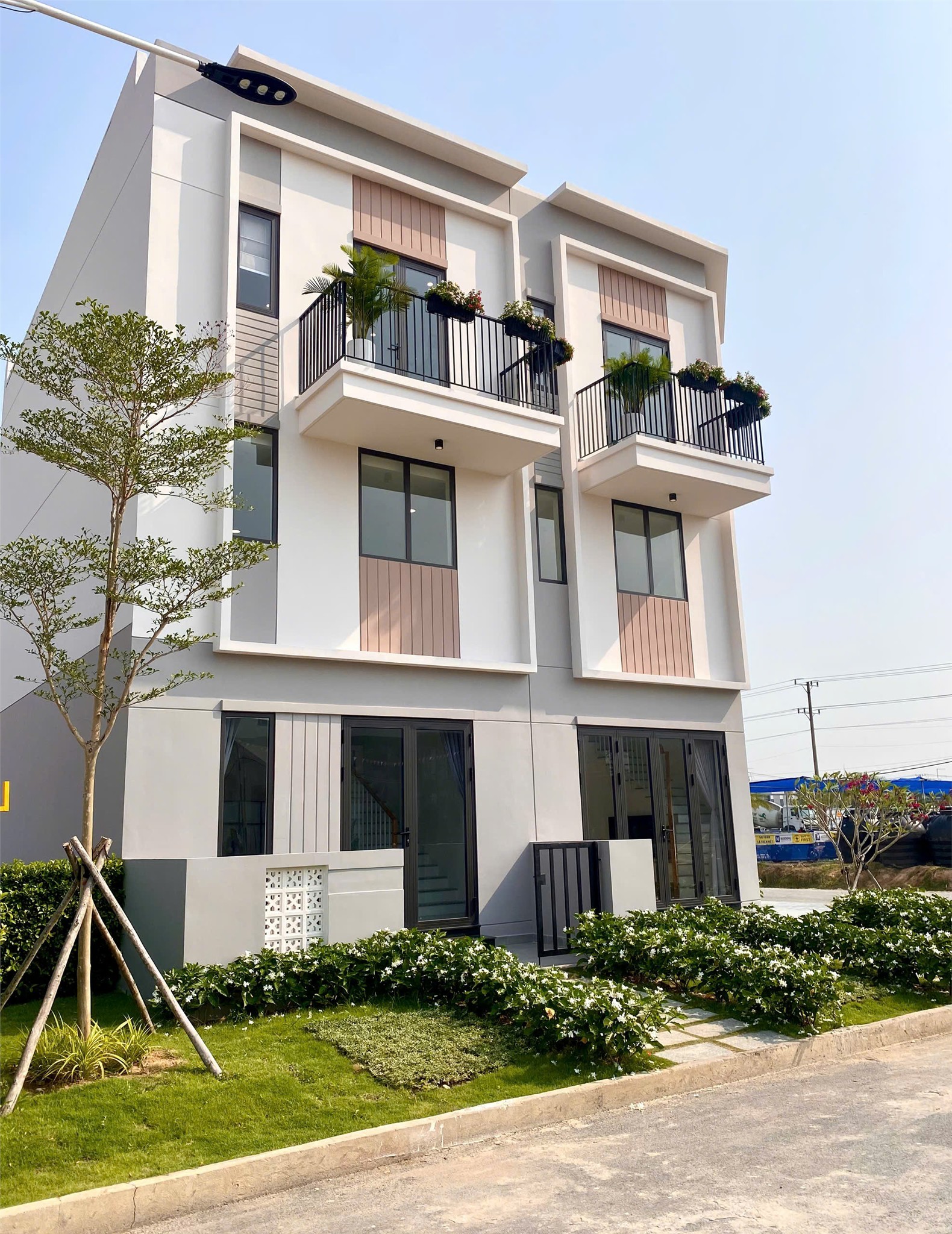 Chỉ 2,4 Tỷ – Sở Hữu Nhà Phố Ngay Trung Tâm TP. Mới Bình Dương - Ảnh chính