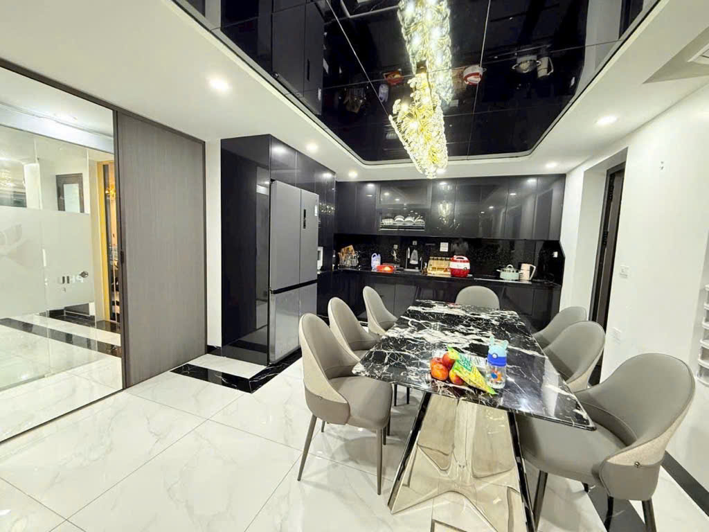 BÁN NHÀ TRUNG KÍNH CẦU GIẤY, LÔ GÓC, ÔTÔ TRÁNH, DÂN XÂY CHÂT, 61M2 CHỈ 18 TỶ 980 - Ảnh 2