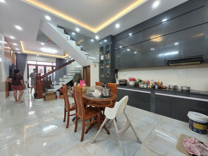 Bán nhà mặt phố Q.9, 105m2, 4 tầng, 6PN, 6 WC, sổ hồng.  Giá chỉ 7.5 tỷ - Ảnh 1