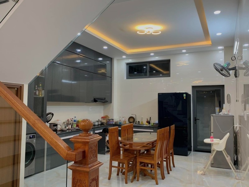 Bán nhà mặt phố Q.9, 105m2, 4 tầng, 6PN, 6 WC, sổ hồng.  Giá chỉ 7.5 tỷ - Ảnh 2