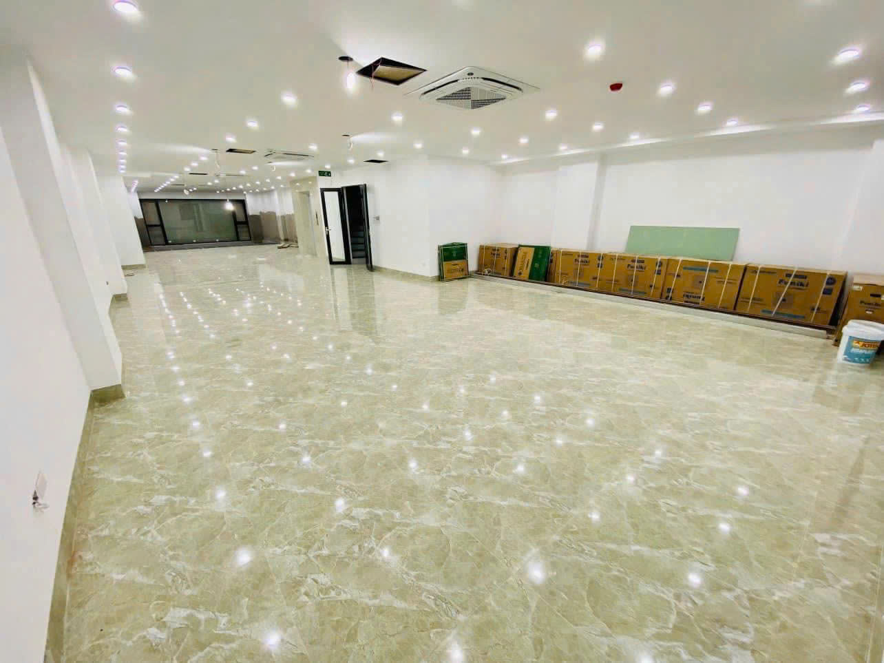BÁN TÒA NHÀ MẶT PHỐ VĂN CAO, BA ĐÌNH - 105M - MT RỘNG - THANG MÁY - DÒNG TIỀN 1.8 TỶ/NĂM - Ảnh 2
