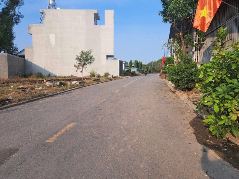 Bán nhà 3 Tầng Dĩ An_TPHCM,đường nhựa trước nhà rộng rãi,thông 8 hướng - Ảnh 2