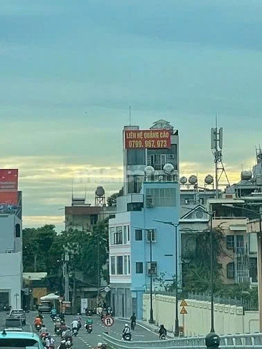 CHO THUÊ BIỂN QUẢNG CÁO NGOÀI TRỜI – VỊ TRÍ “VÀNG” NGAY GẦN NHÀ GA T3 - Ảnh 1