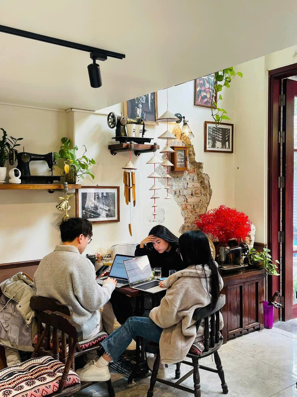 Sang nhượng hoặc thanh lý toàn bộ quán cafe tại số 2 ngủ 71 Trần Quang Diệu cạnh Mộc Cafe do không - Ảnh 1