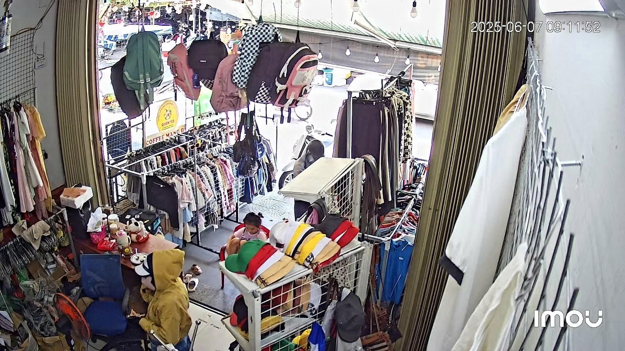 Cần sang nhượng mặt bằng shop đồ si ngay chợ Cẩm Lệ Đà Nẵng cho ai muốn kinh doanh. - Ảnh 1