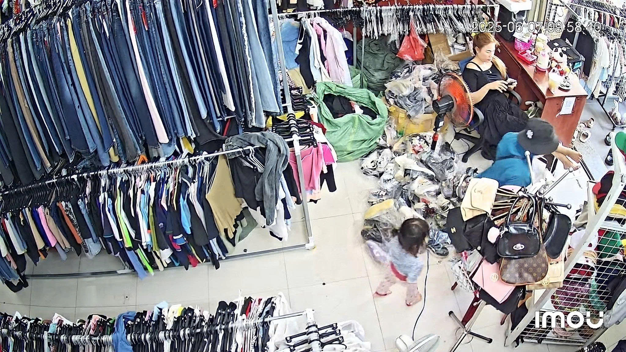 Cần sang nhượng mặt bằng shop đồ si ngay chợ Cẩm Lệ Đà Nẵng cho ai muốn kinh doanh. - Ảnh 2