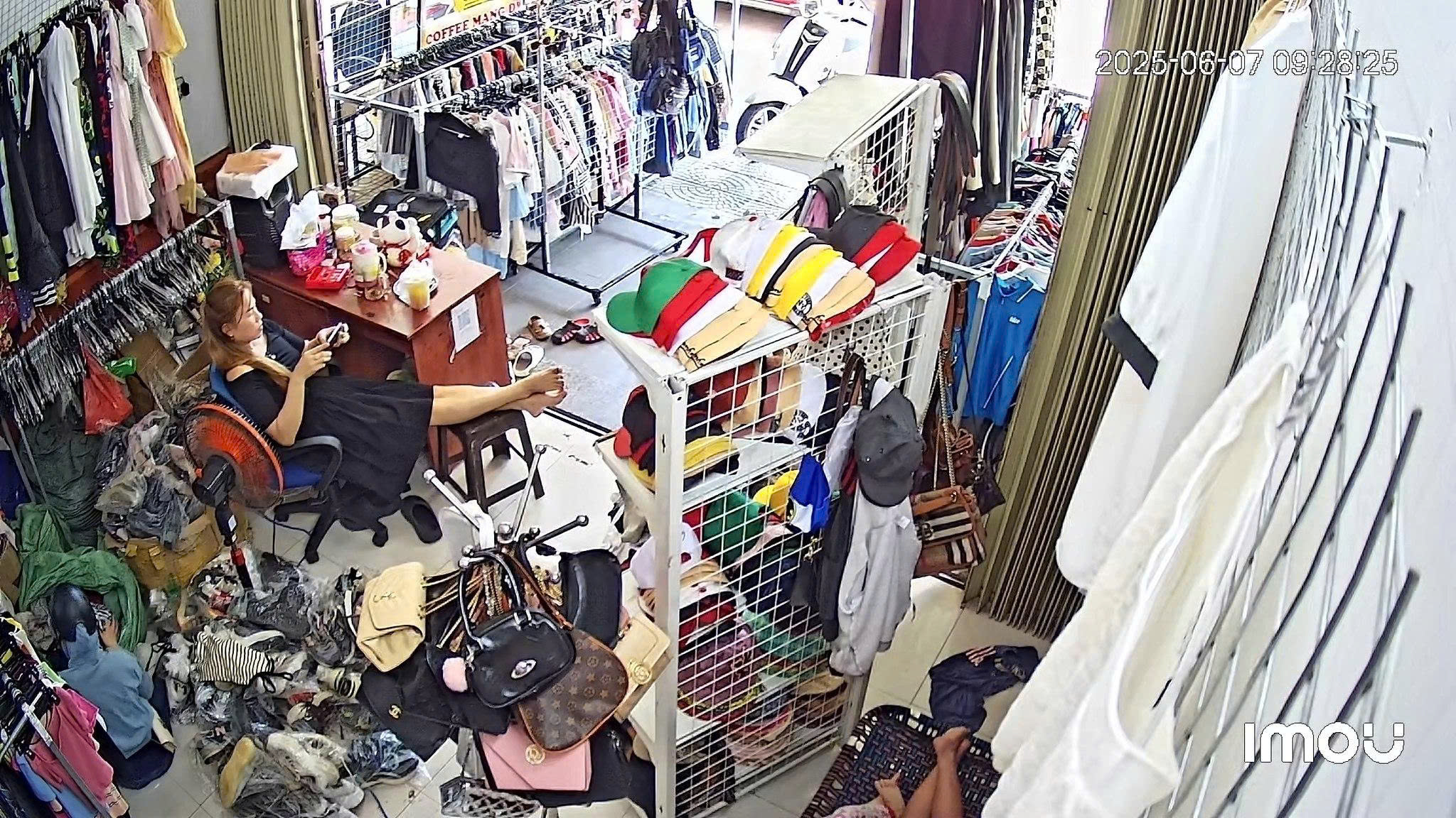 Cần sang nhượng mặt bằng shop đồ si ngay chợ Cẩm Lệ Đà Nẵng cho ai muốn kinh doanh. - Ảnh 4