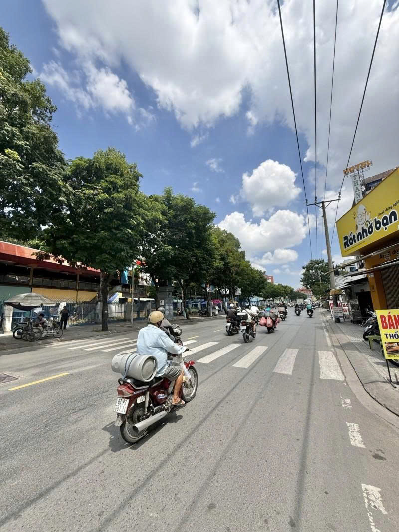 Bán nhà HXH 6m Hòa Bình - ngay Công Viên Đầm Sen, Quận 11, 5,5x19m, Cấp 4, 12,5 tỷ. - Ảnh chính