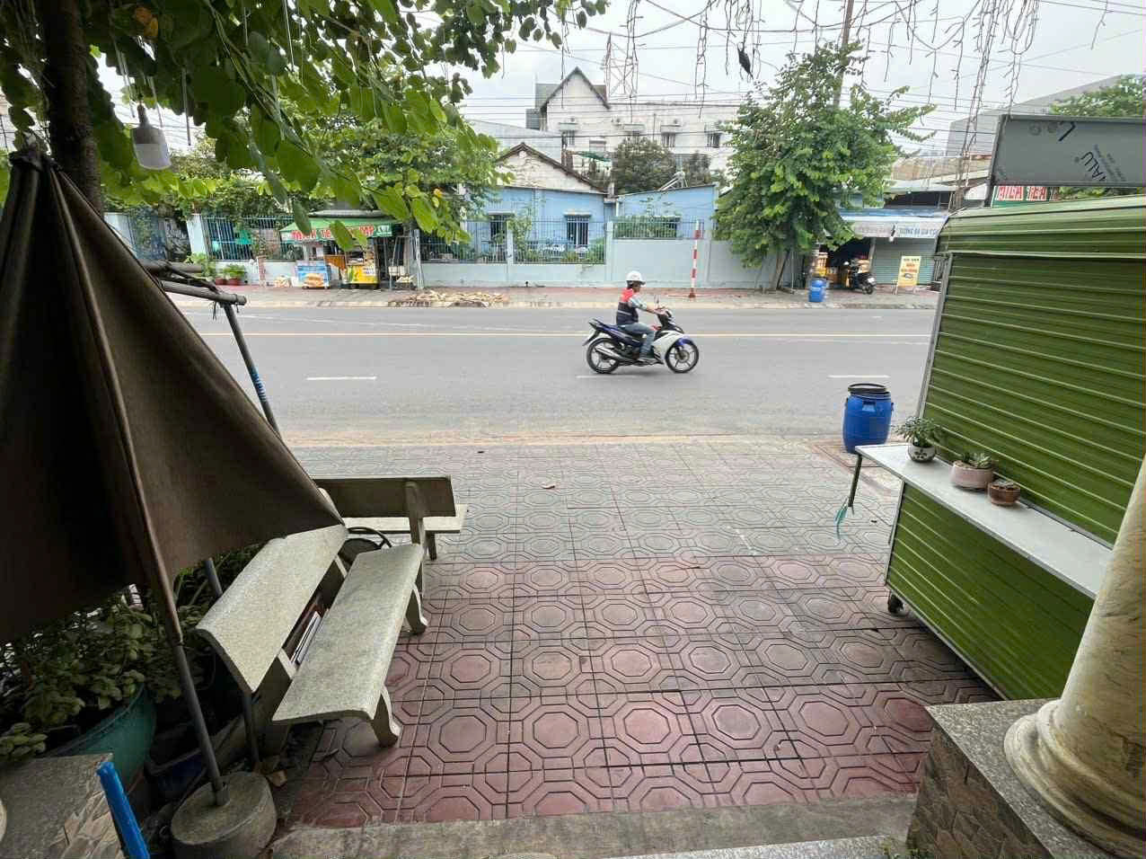 CHO THUÊ VỈA HÈ KINH DOANH ĐỒ ĂN, CÀ PHÊ CẢ NGÀY - MẶT TIỀN TRẦN HƯNG ĐẠO (ĐÔNG HOÀ, DĨ AN) - Ảnh 2