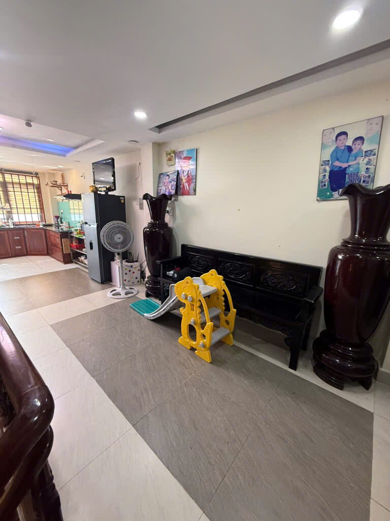 NHÀ 3 TẦNG NGAY NGÃ TƯ GA QUẬN 12 HƠN HƠN 6 TỶ- DT 90M2 (5x17) 4PN-HXT 8M- HƯỚNG ĐB <br><br>◾️Diện tích - Ảnh 1