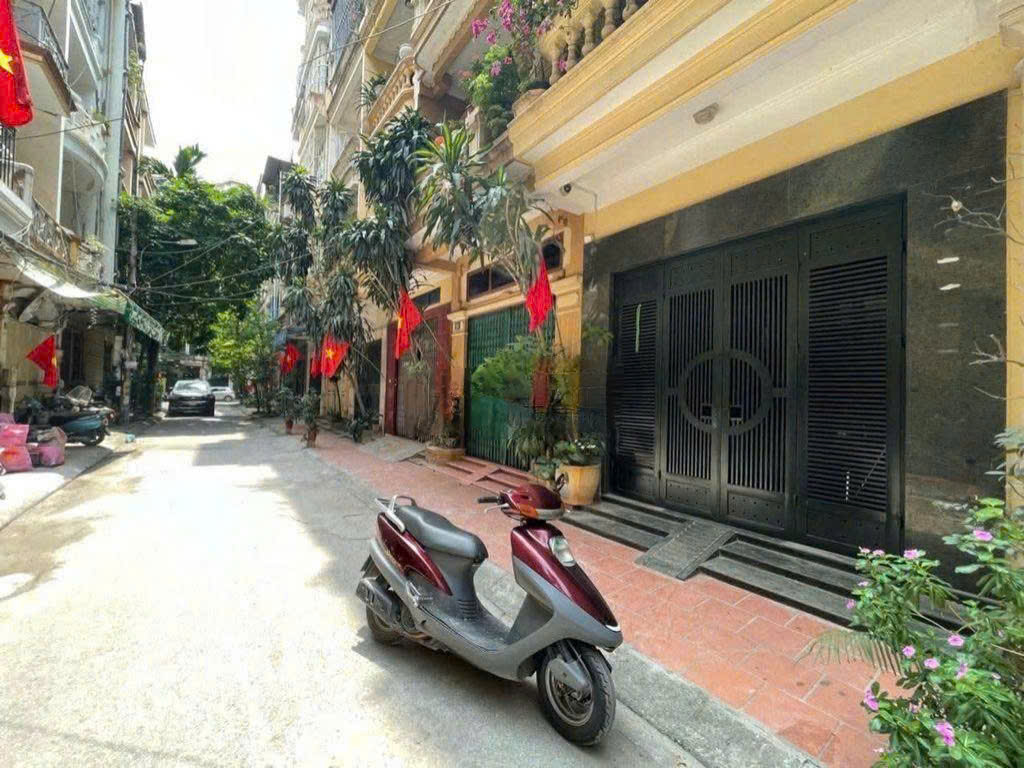 Cho thuê nhà nguyên căn Phố Mạc Thái Tông, Cầu Giấy 42m x 5T, 5PN3VS giá 21tr, ô tô tránh - Ảnh chính