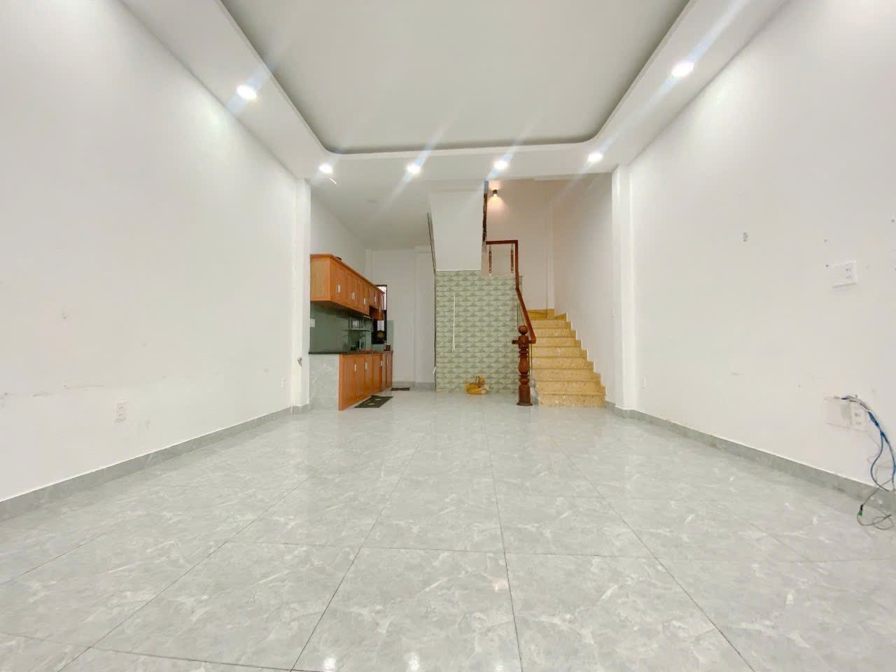 Bán nhà MTKD ngay Nguyễn Sơn quận Tân Phú 5 x 10-3 tang chỉ 6.7 ty tl - Ảnh 1