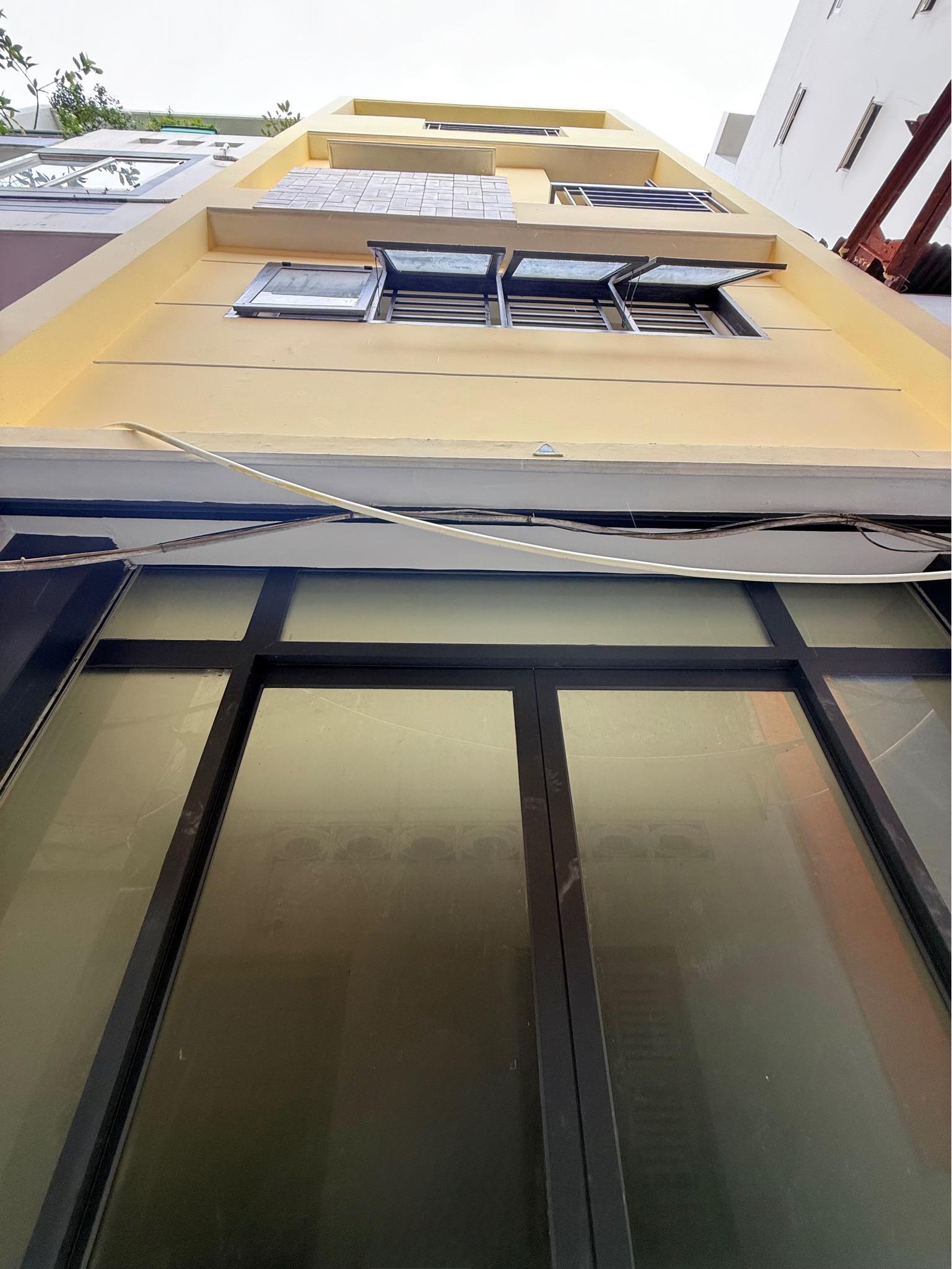 Quận 5 - Nguyễn Chí Thanh - Mới kính cong 40m2, 4 tầng, 3 bước ra mặt tiền. - Ảnh chính