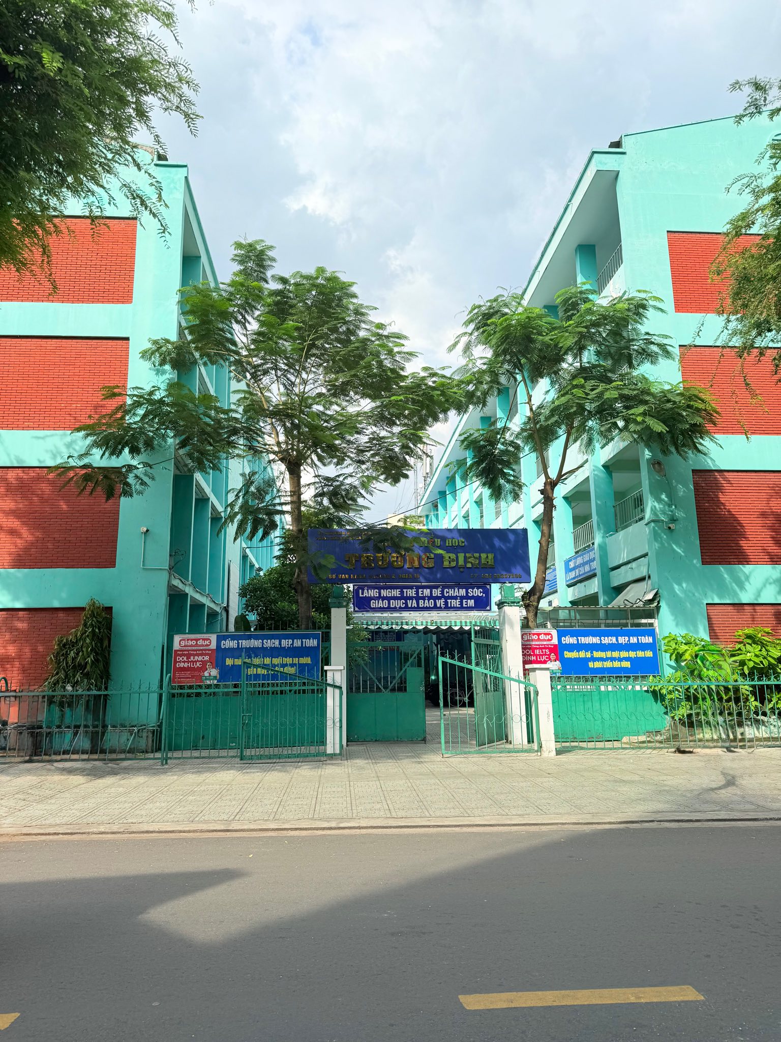 Quận 5 - Nguyễn Chí Thanh - Mới kính cong 40m2, 4 tầng, 3 bước ra mặt tiền. - Ảnh 1