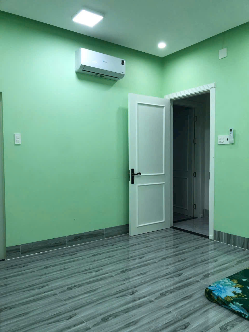 Cần bán gấp nhà 1 trệt 2 lầu thiết kế Tân Cổ Điện - Hiện đại. - Ảnh chính