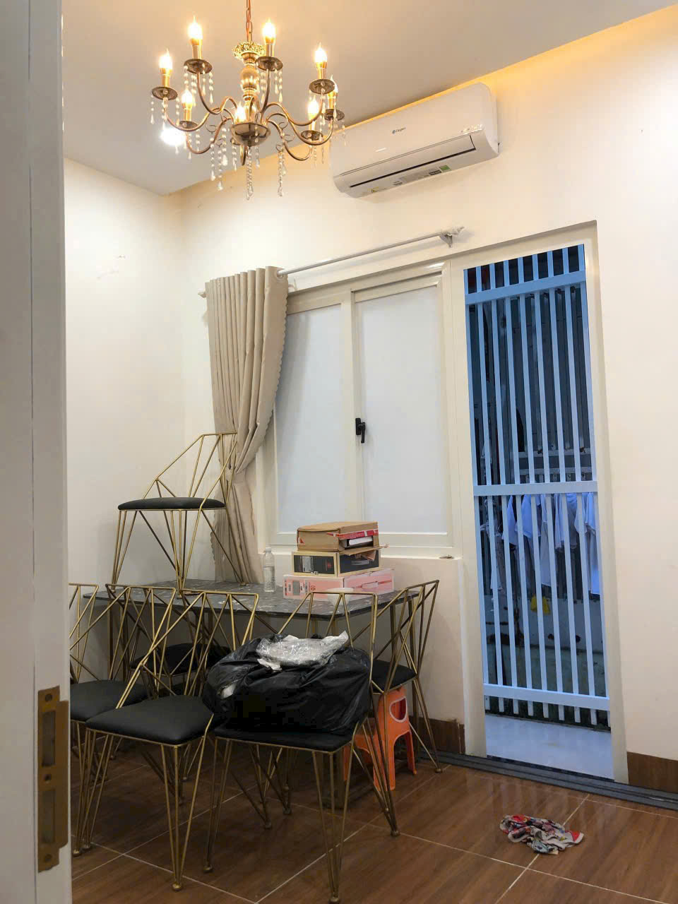 Cần bán gấp nhà 1 trệt 2 lầu thiết kế Tân Cổ Điện - Hiện đại. - Ảnh 1