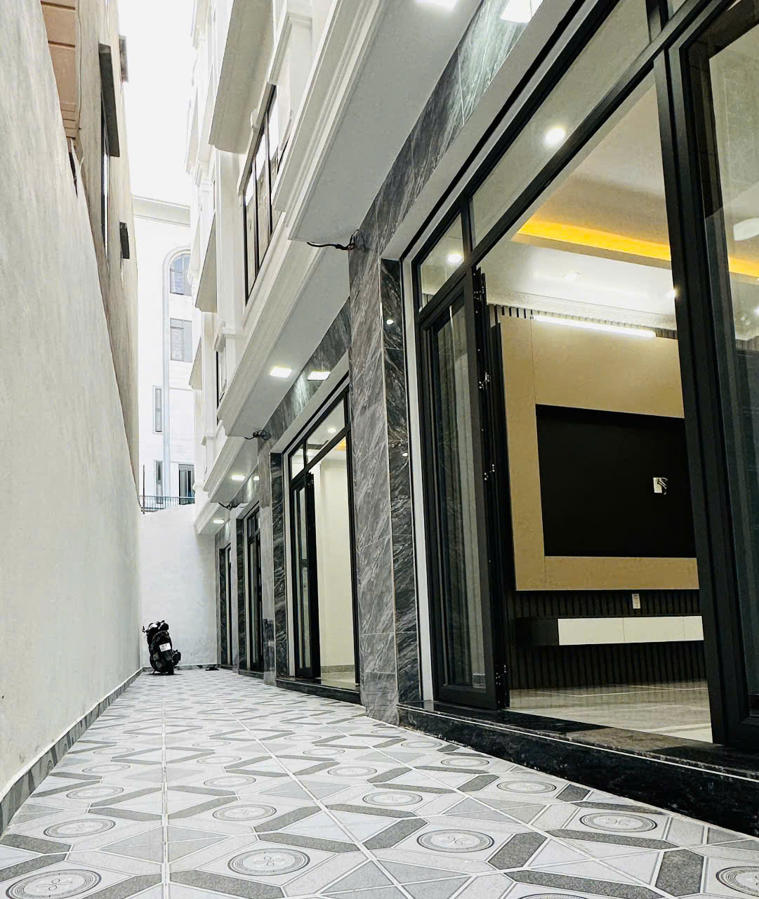 Bán nhà xây mới 50m 4 tầng Thiên Lôi gần AEON giá 3.35 tỉ ngõ cực nông - Ảnh chính