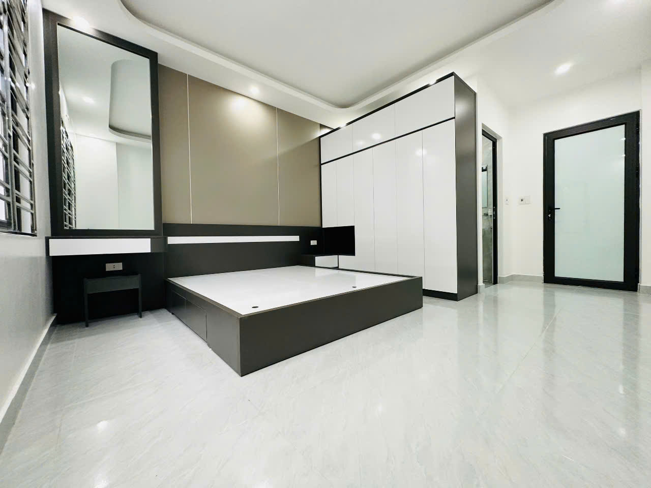 Bán nhà xây mới 50m 4 tầng Thiên Lôi gần AEON giá 3.35 tỉ ngõ cực nông - Ảnh 3