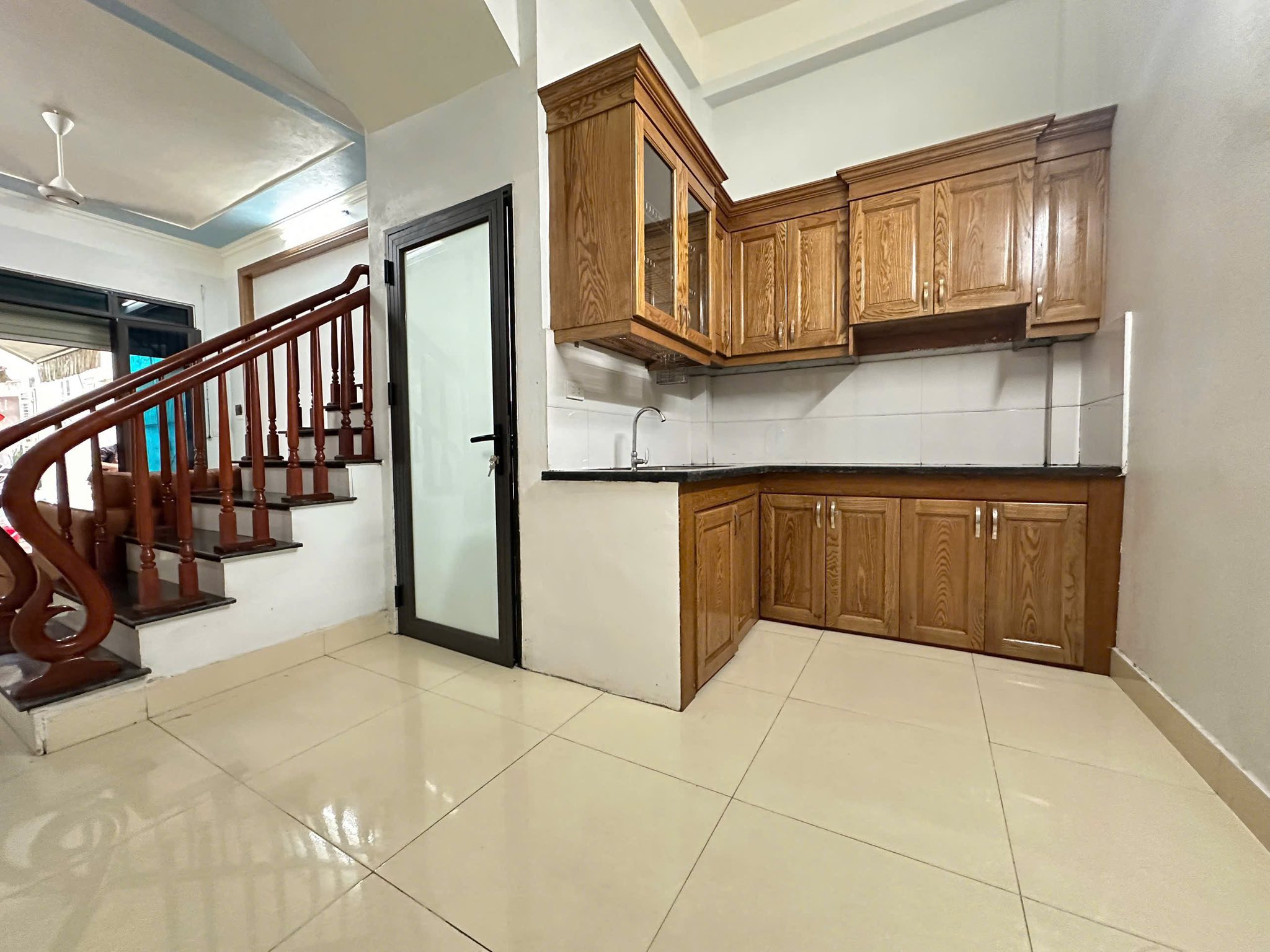 Bán căn nhà 3 tầng ngõ khu Vịt Cỏ Hồ Sen, ph Tân Bình, TP HD, 40m2, 3 ngủ, 2.05 tỷ, trung tâm - Ảnh 1