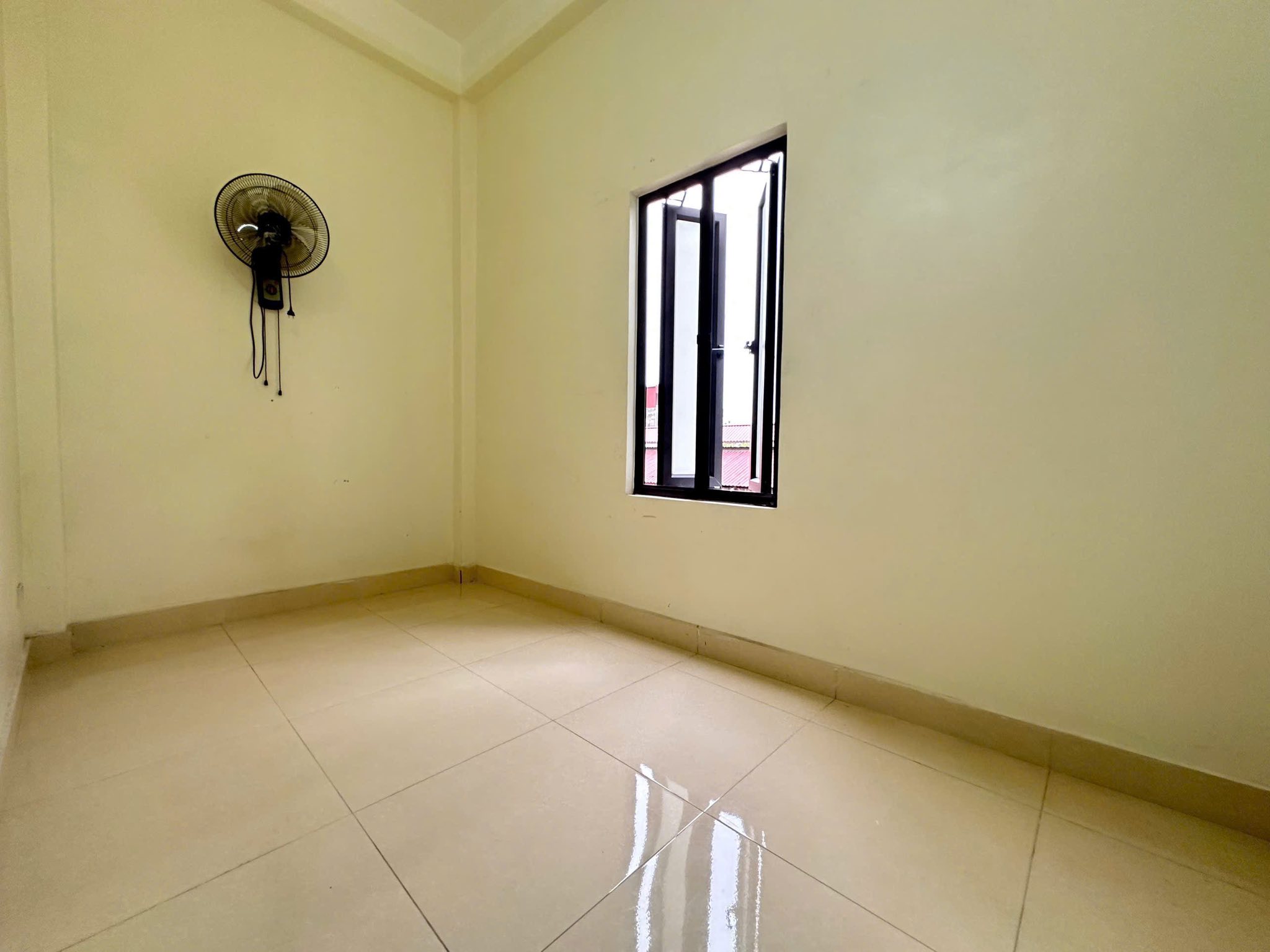 Bán căn nhà 3 tầng ngõ khu Vịt Cỏ Hồ Sen, ph Tân Bình, TP HD, 40m2, 3 ngủ, 2.05 tỷ, trung tâm - Ảnh 4