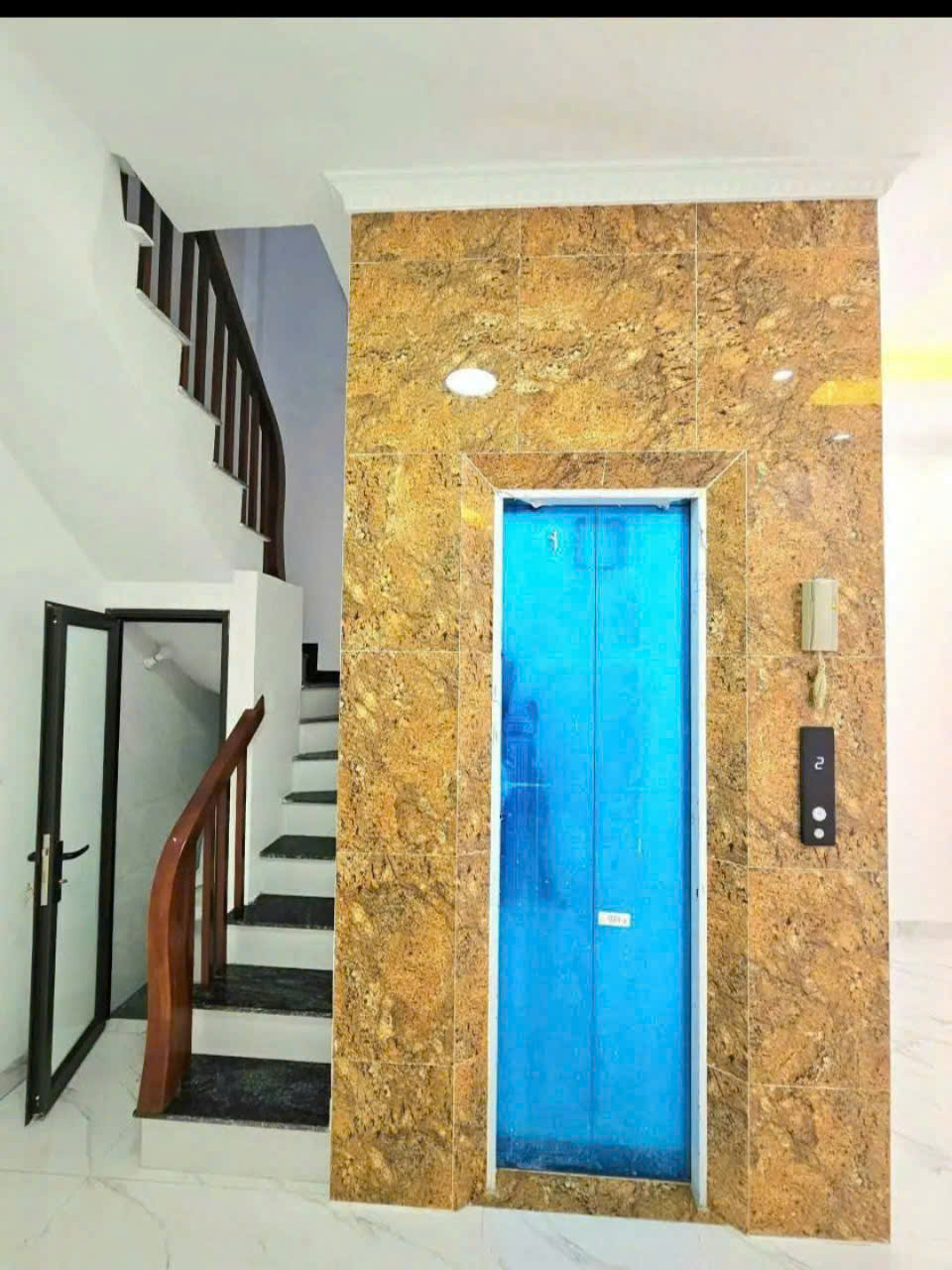 Nhà mới xây Xuân La 55 mét 5 tầng 16,4 tỷ - Ảnh 1