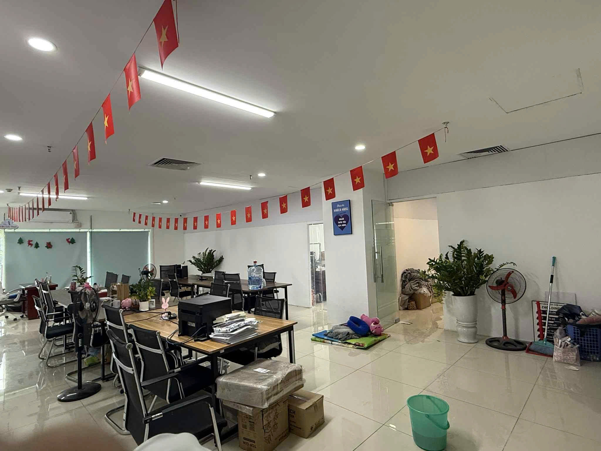 CẦN NHƯỢNG VĂN PHÒNG GẤP ĐẶC BIỆT: TẶNG luôn bàn ghế ai vào dùng được luôn - Ảnh 1