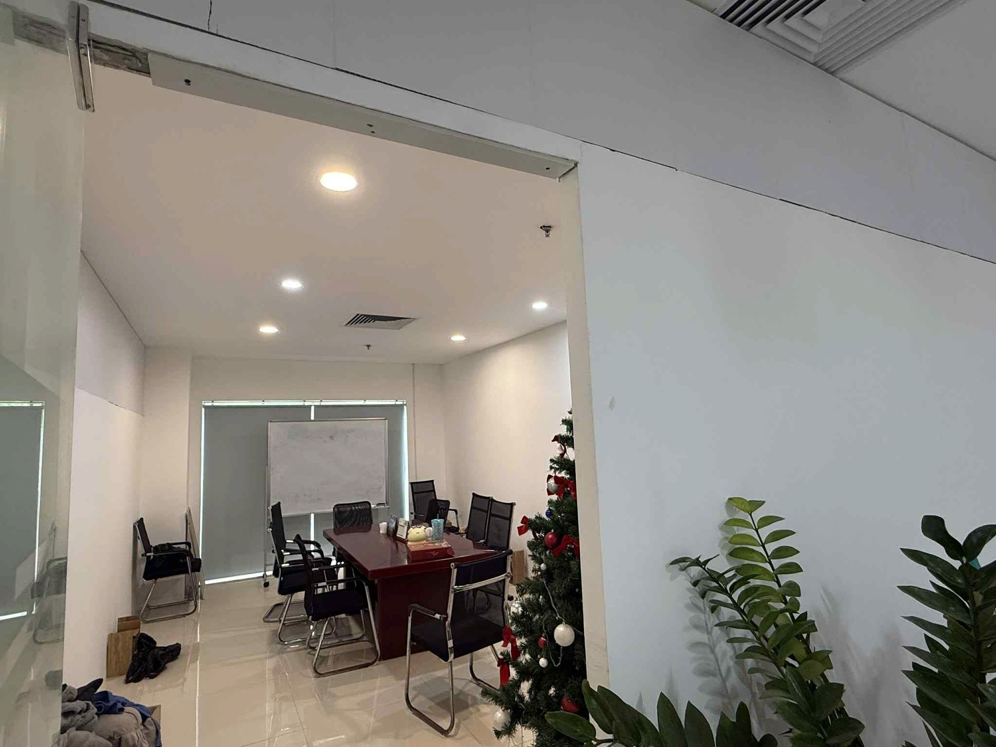 CẦN NHƯỢNG VĂN PHÒNG GẤP ĐẶC BIỆT: TẶNG luôn bàn ghế ai vào dùng được luôn - Ảnh 2