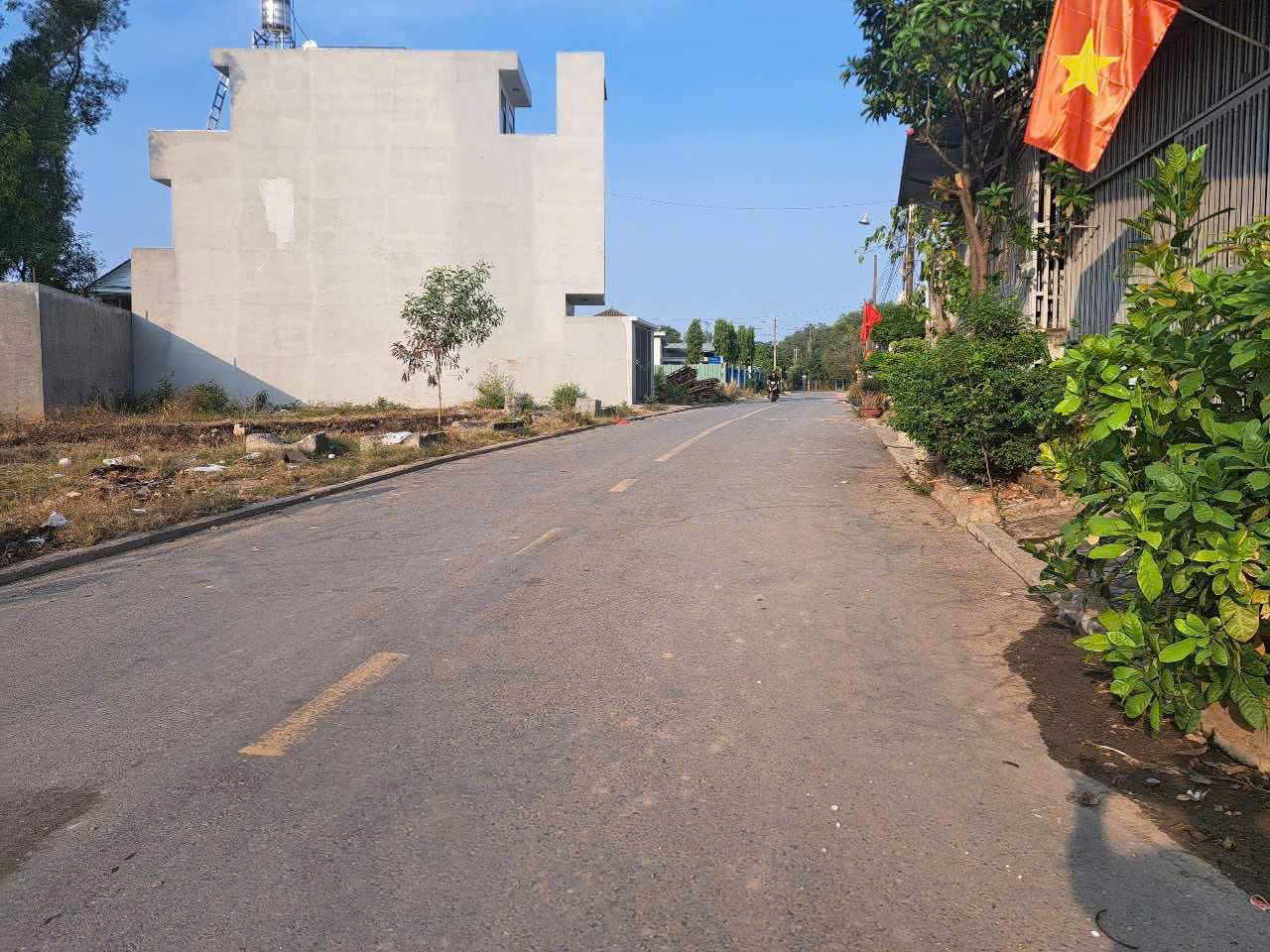 Bán nhà Dĩ An 200m2,đường nhựa 3 ô tô,Sổ Hồng Riêng,giá cực rẻ - Ảnh 2