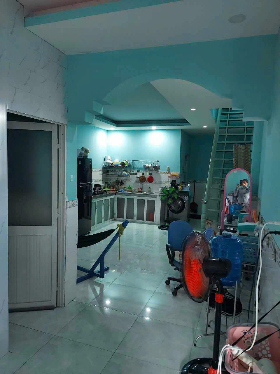 Bán nhà Dĩ An 200m2,đường nhựa 3 ô tô,Sổ Hồng Riêng,giá cực rẻ - Ảnh 1
