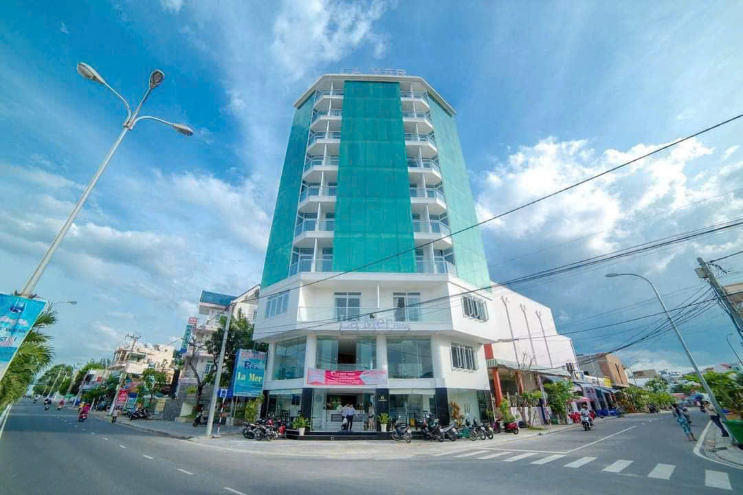 bán khách sạn 2 mặt tiền đường Phạm Văn Đồng TP Nha Trang, Tỉnh Khánh Hoà .<br> Diện tích 93 m2 <br>Giá - Ảnh chính