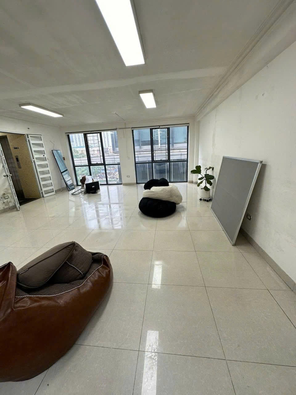 Cho thuê nhà riêng Hoàng Ngọc Phách, Đống Đa 60m x 7T giá 42TR, THANG MÁY - Ô TÔ - Ảnh chính