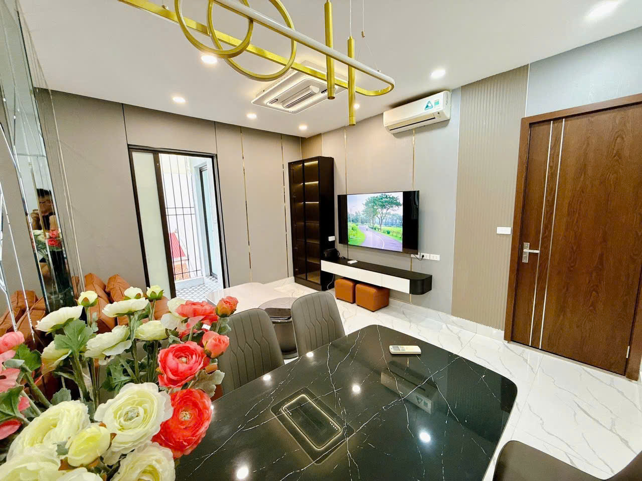 Cho thuê nhà tập thể siêu đẹp Nguyễn Lương Bằng, Đống Đa 70m, 2PN2VS, full đồ giá 12TR - Ảnh 2