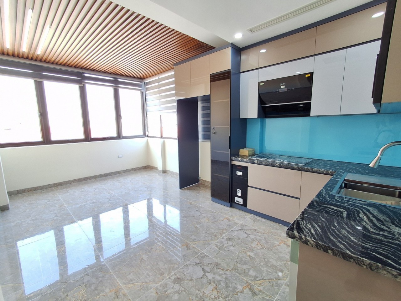 BÁN NHÀ LÔ GÓC NGUYỄN VĂN CỪ – THANG MÁY – Ô TÔ TRÁNH – GIÁ 13,9 TỶ<br>📍 Vị trí đắc địa – Duy nhất - Ảnh 1