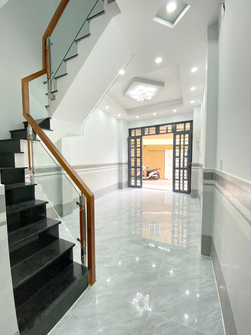 Nhà đẹp 1 lầu hẻm xe hơi 154 Âu Dương Lân P3Q8 - Ảnh 2