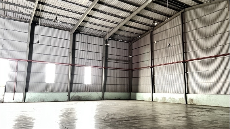 XT063 Nhà xưởng dựng hoàn thiện, khung thép kiên cố trống xưởng bàn giao liền - Ảnh 1
