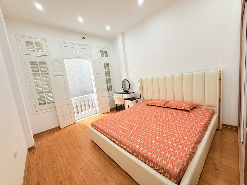 Bán nhà Hoàng Hoa Thám, Ba Đình, ngõ thông gần phố, 2 thoáng 36m2, 5 tầng, chỉ 8.9 tỷ - Ảnh 2