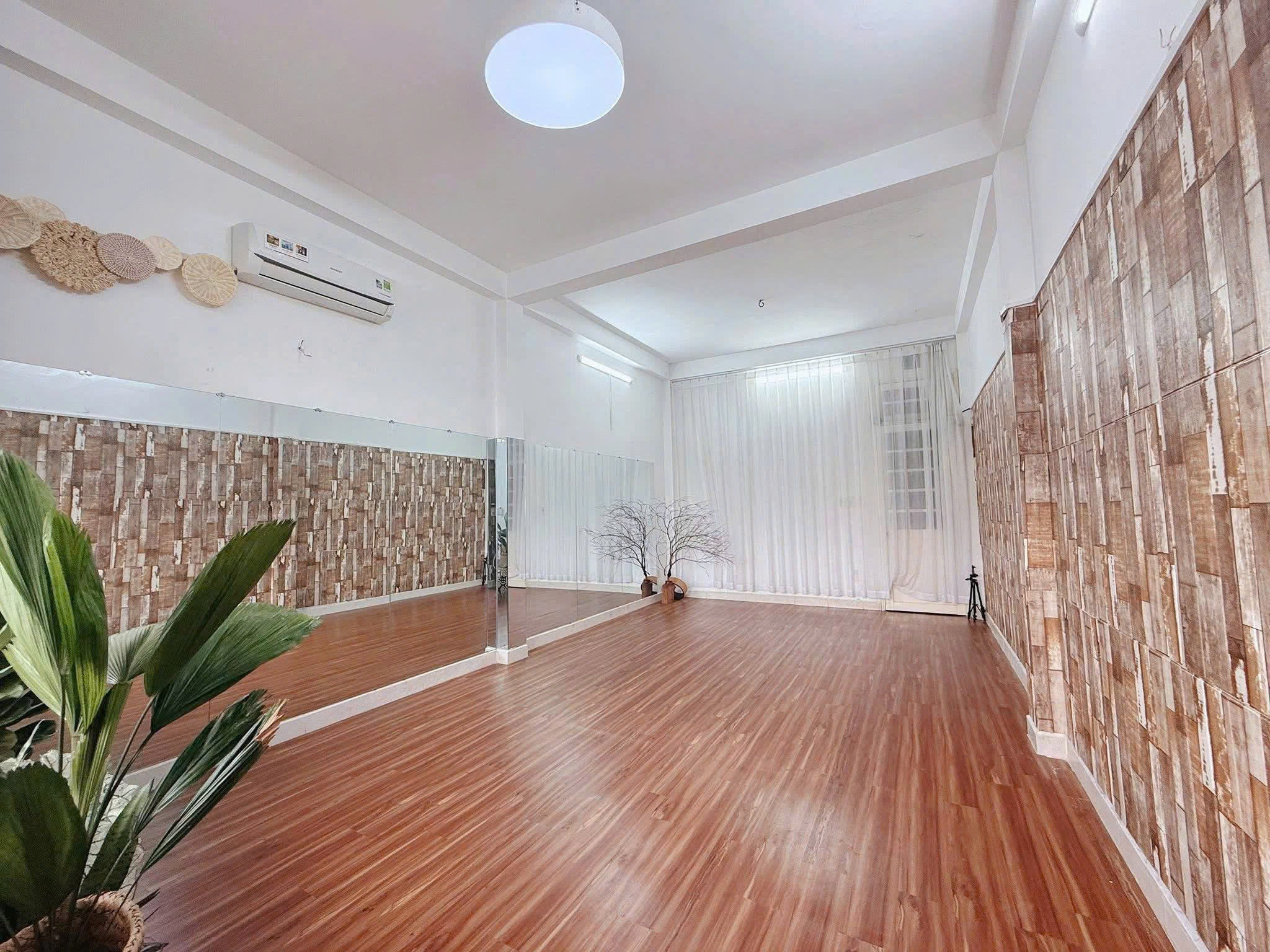 SANG NHƯỢNG TIỆM SPA MẶT TIỀN ĐƯỜNG LỚN BÌNH THẠNH - NHÀ MỚI ĐẸP, VÀO LÀ KINH DOANH NGAY - Ảnh 2
