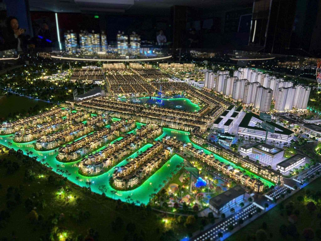 NHÀ PHỐ TM 3,9 Tỷ GIÁ CHỈ BẰNG CĂN HỘ - CƠ HỘI ĐẦU TƯ , Ở CÓ 102 TẠI VINHOMES Green City LONG AN - Ảnh chính