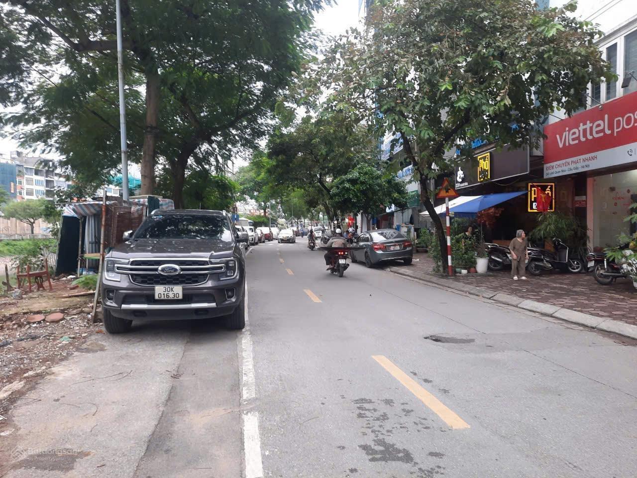 MẶT PHỐ NGUYỄN ĐÌNH HOÀN - KINH DOANH TẤP NẬP - VỈA HÈ– 2THOÁNG TRUÓC SAU 133M 35,2 TỶ - Ảnh 1