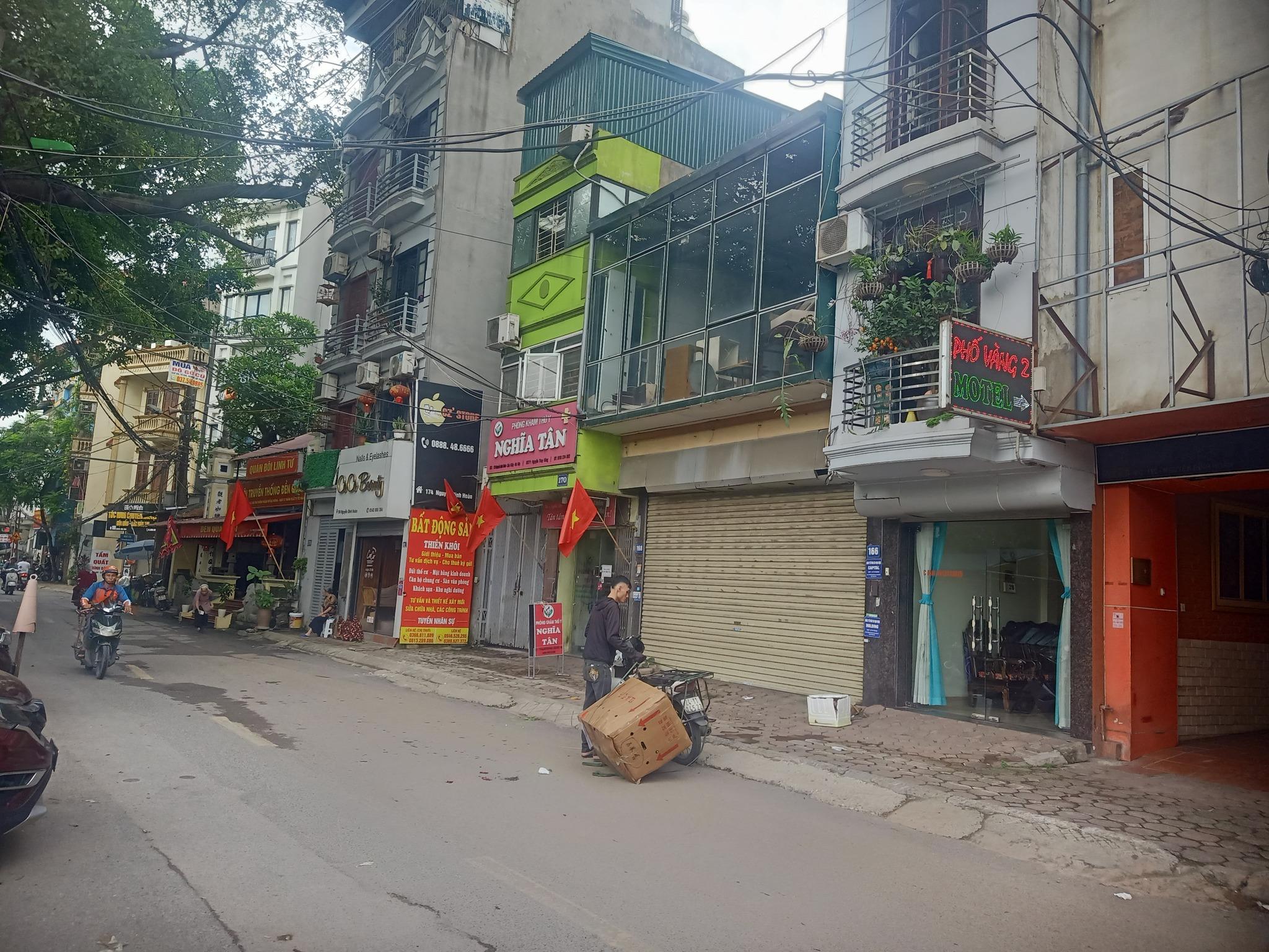 MẶT PHỐ NGUYỄN ĐÌNH HOÀN - KINH DOANH TẤP NẬP - VỈA HÈ– 2THOÁNG TRUÓC SAU 133M 35,2 TỶ - Ảnh 2
