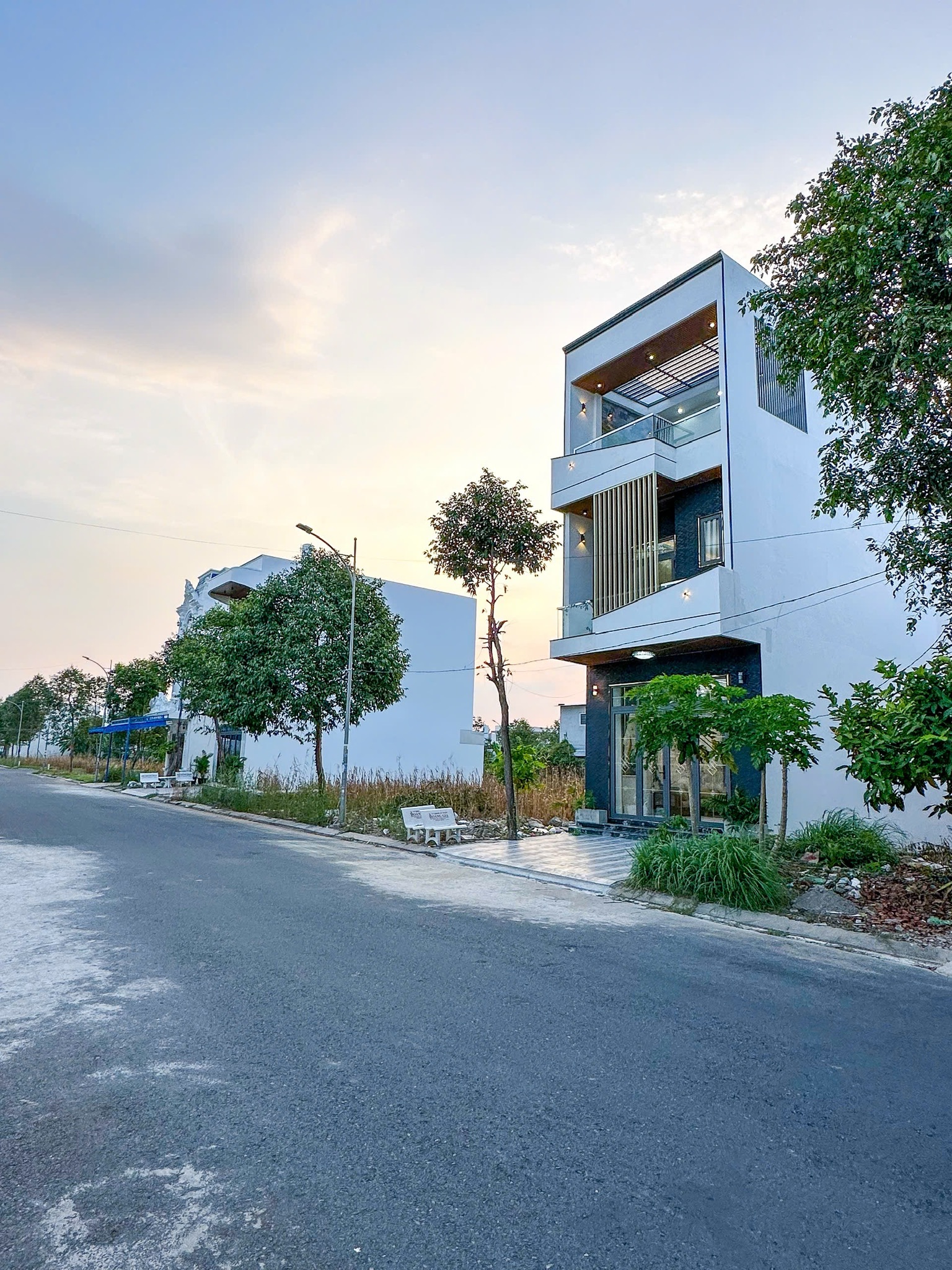 BÁN NHÀ 1T2L đúc mới, HIỆN ĐẠI Nội Thất TUYỆT ĐẸP, sổ Hồng hoàn chỉnh - Ảnh 1